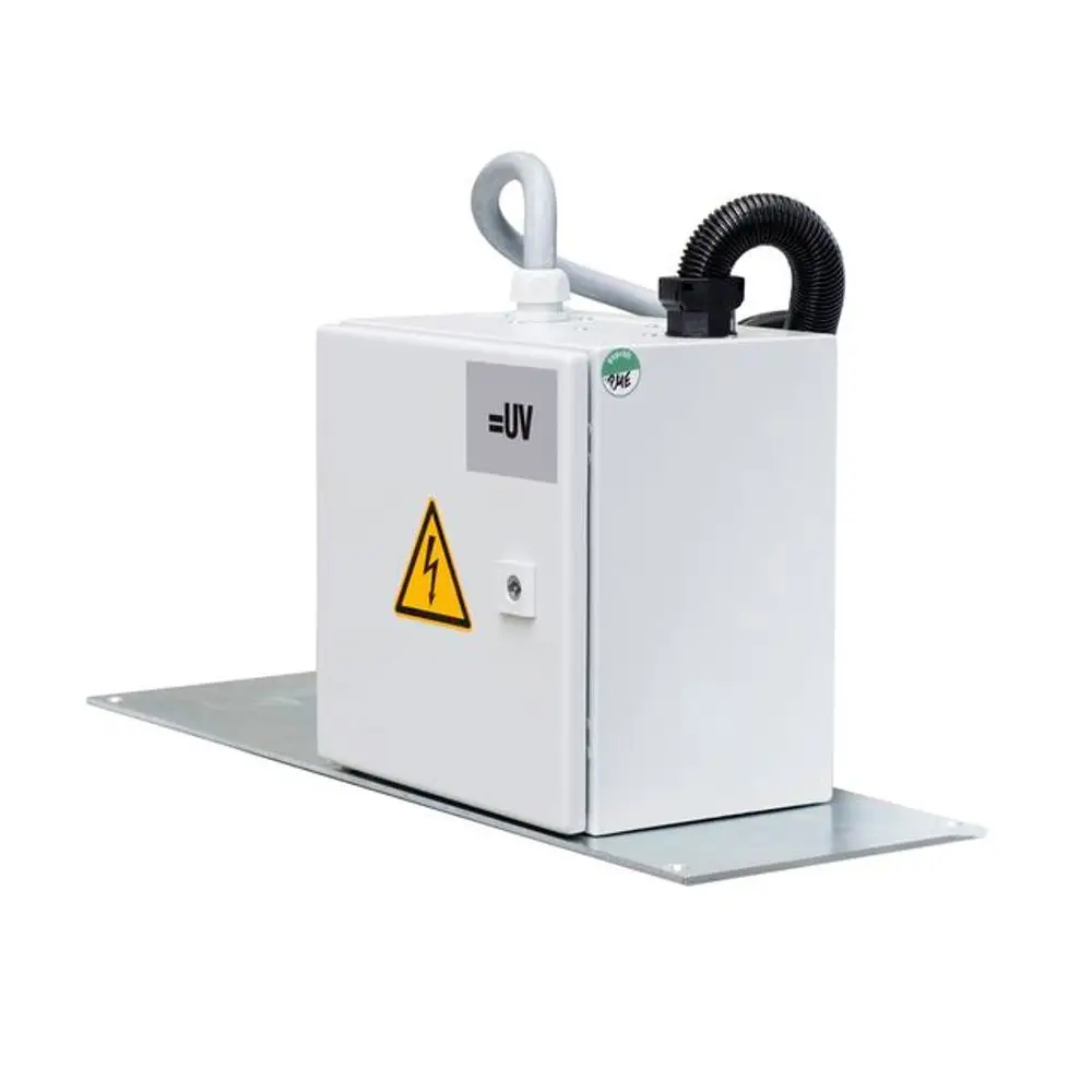 Remeha Gerät mit Anschlussmöglichkeiten, einer Warnkennzeichnung und Lüftungsschlauch, montiert auf einer Metallplatte für elektrische Anwendungen.